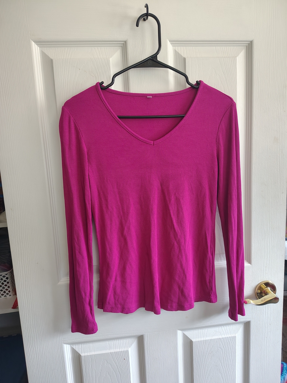 Long-Sleeve V-Neck Tee in Fuchsia